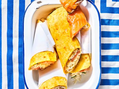 Wraps met warmgerookte zalm en knolselderslaatje