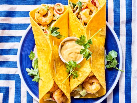 Oosterse wraps met scampi’s en pindasaus