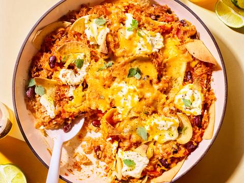 Vegetarische rijstschotel met rode bonen en tortilladriehoekjes