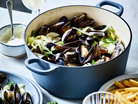Klassieke mosselen in wittewijnsaus met frietjes en zelfgemaakte mosselsaus