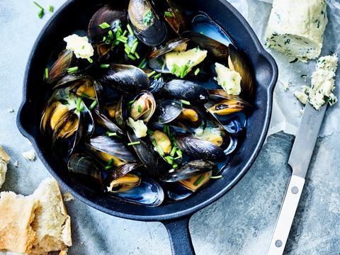Mosseltjes met knoflookboter en stokbrood