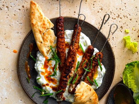 Lamsköfte met merguez, tzatziki en naanbrood