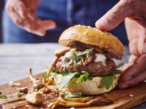 Kalfsburger met gebakken oesterzwammen, blauwe kaas en walnoten