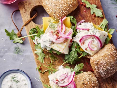 Fishburger met remouladesaus en gepekelde rode ui