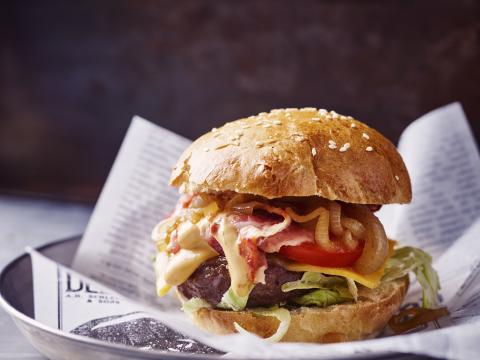 Klassieke burger met cheddar, gebakken ui en spek