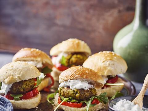 Minifalafelburgers met gegrilde paprika en kruidenyoghurt