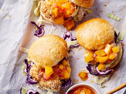 Crispy chicken burger met mangochutney