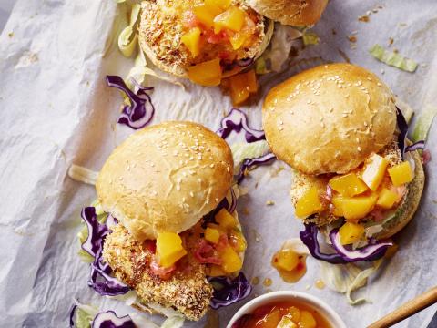 Crispy chicken burger met mangochutney