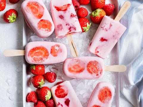 Yoghurtijsjes met frambozen en aardbeien