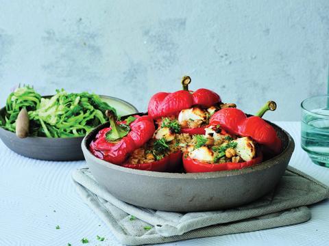 Gevulde paprika’s met volkorenrijst en geitenkaas