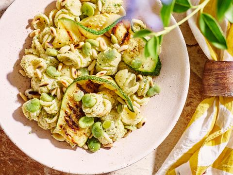 Orecchiette met pesto van tuinbonen en gegrilde courgette