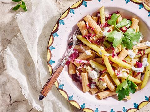 Volkorenpastasalade met radicchio, boterbonen en artisjok met yoghurtdressing