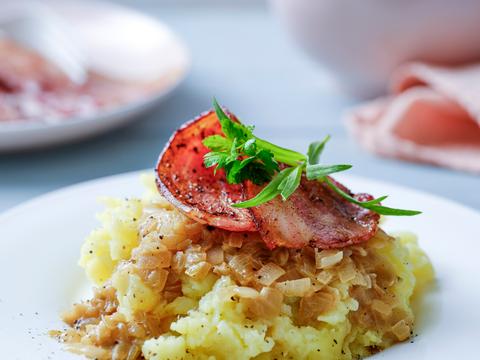 Geprakte aardappelen met uiensaus
