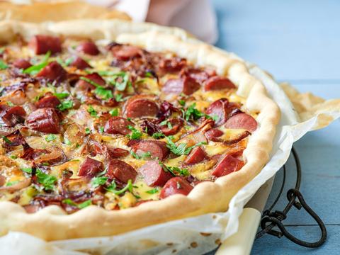 Hartige taart met aardappel en zwanworstjes