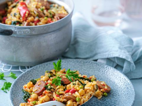 Spaanse rijstschotel met chorizo