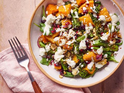 Salade van zoete aardappel met bimi, feta en tahindressing