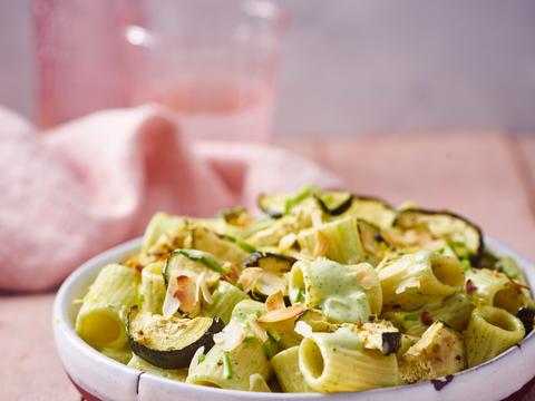Rigatoni met romige tahin-kruidensaus en gegrilde courgette