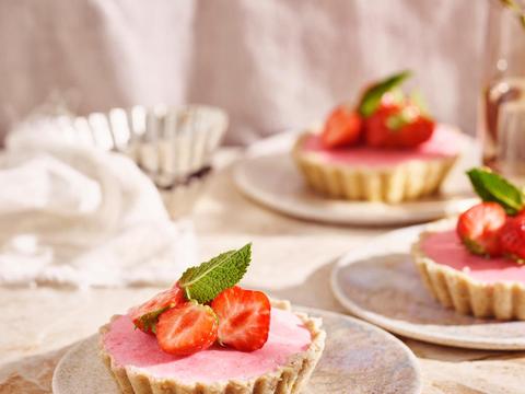 Yoghurt-aardbeien-ijs­taartjes met havermoutbodem