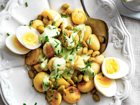 Aardappelsalade met pestoroom en edamame­boontjes