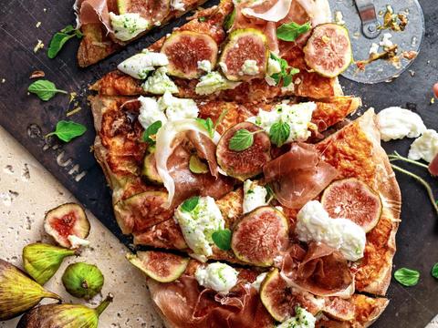 Pinsa met vijgen, buffel­mozzarella en ham