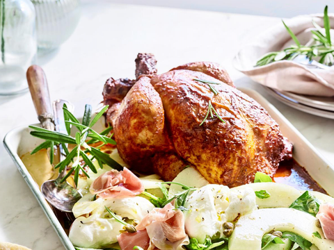 Kip van het kraam met ham-meloen­salade en buffelmozzarella