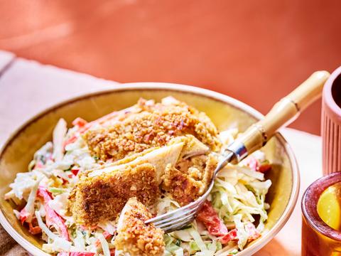 Krokante kip met appel-paprika-koolslaatje