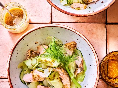 Avocado-venkelsalade met warmgerookte zalm
