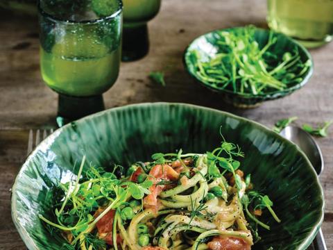 Courgettini hollandaise met gerookte zalm en erwten