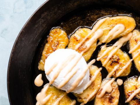 Gekaramelliseerde banaan met amandelboter