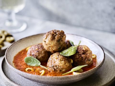 Kippenballetjes in pittige paprika-tomatensaus