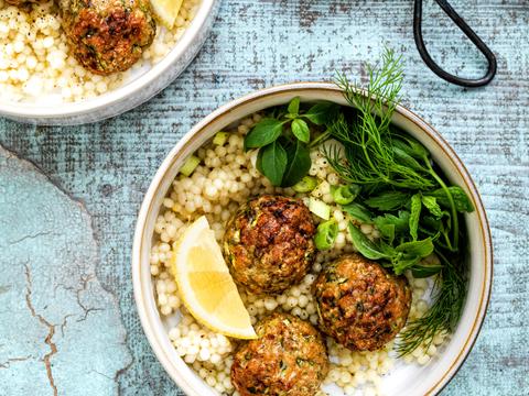 Kippenballetjes met parelcouscous en kruidensalade