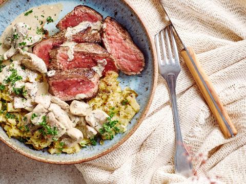 Rumpsteak met pastinaak-preistoemp en krokante paddenstoelen
