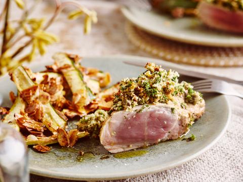 Varkenshaasje met mosterd-kruidenkorst en courgettefrietjes