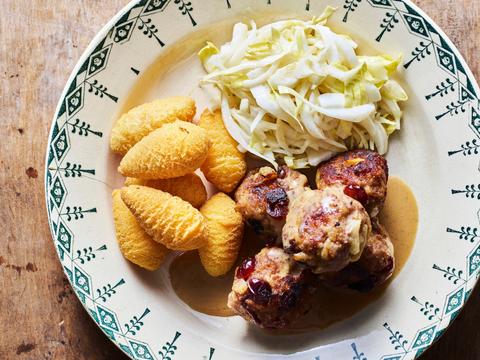 Gehaktballetjes met appel, witloofsalade en kroketjes Gehaktballetjes met appel, witloofsalade en kroketjes