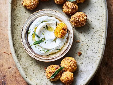 Pompoenarancini met kaaskorstje en saliedip