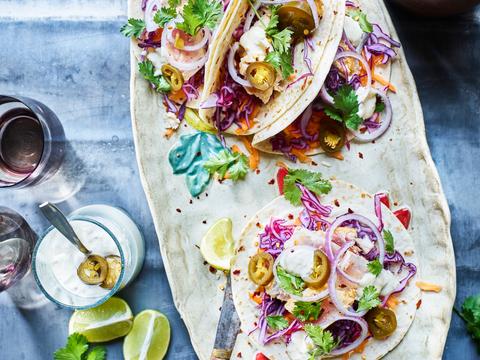 Taco’s van tonijn met rodekool en jalapeñomayonaise 