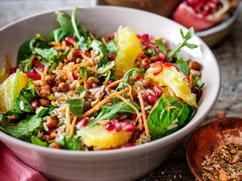 Harissa-rijstsalade met wortel en sinaasappel