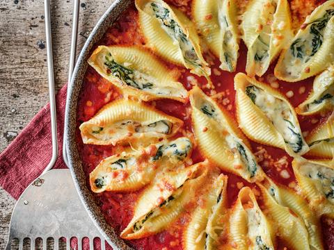 Conchiglie met romige spinazie, tomaat en mozzarella