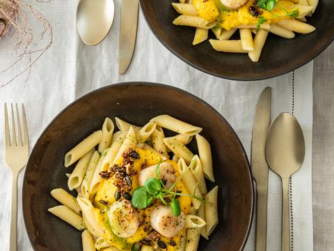 Penne met pompoencrème, sint-jakobsvruchten en waterkersolie