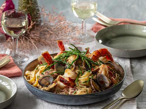 Zeevruchtenpasta deluxe met mascarpone-kruidensaus en zeekraal