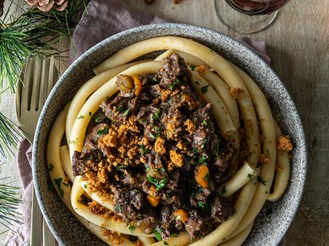 Bucatini met everzwijnragout en peperkoekcrumble