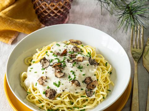 Spaghetti met roomsaus en geschaafde truffel