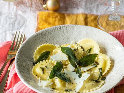 Ravioli met saliebotersaus