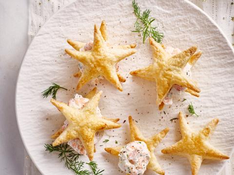 Bladerdeegsterretjes met roomkaas en zalm