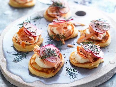 Blini’s met warmgerookte zalm