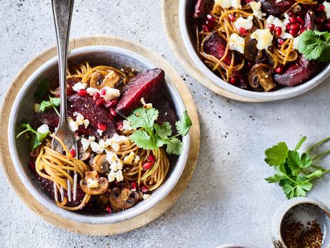Gekaramelliseerde balsamico-spaghetti met geroosterde rode biet, granaatappel en geitenkaas