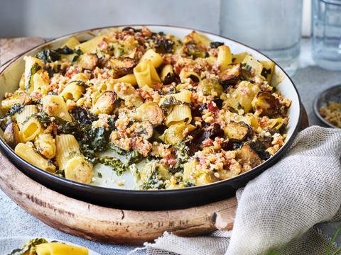 Rigatoni met boerenkoolsaus, spruitjes en parmezaan-spekjescrumble