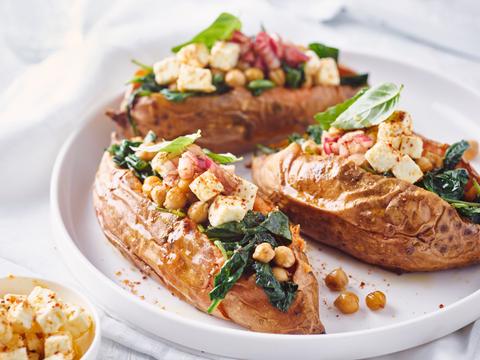 Gepofte zoete aardappel met kikkererwten, spinazie en feta