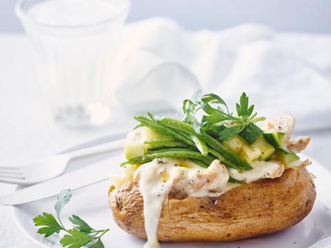Gepofte aardappel met kip en parmezaansaus Gepofte aardappel met kip en parmezaansaus