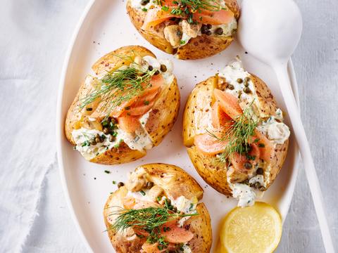 Gepofte aardappel met zalm en champignons